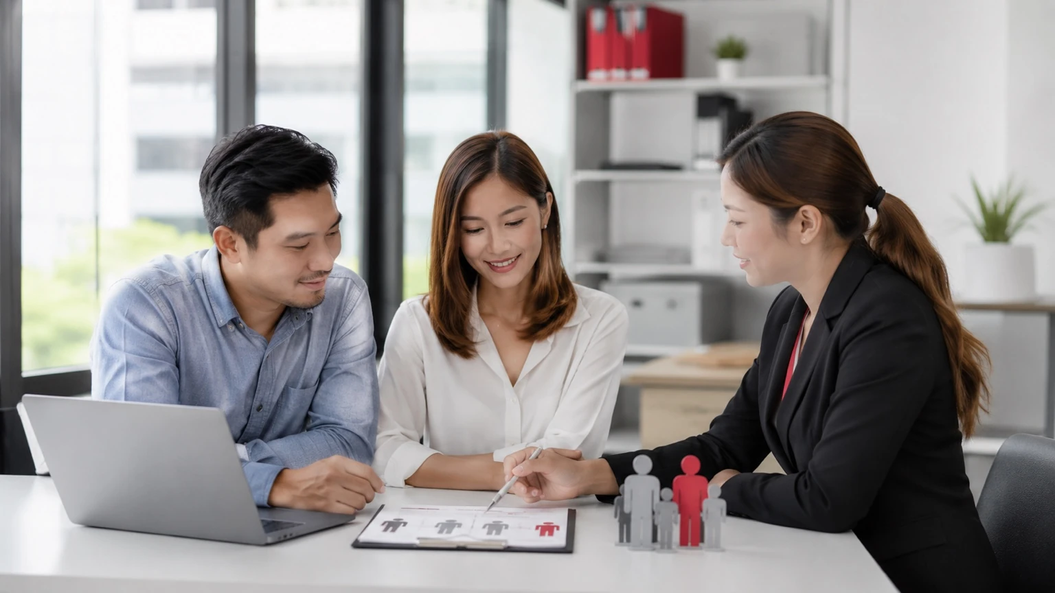 เจ้าของกิจการ SME และ HR ปรึกษาที่ปรึกษาประกันกลุ่มเรื่องสวัสดิการพนักงานสำหรับบริษัท 5–49 คน